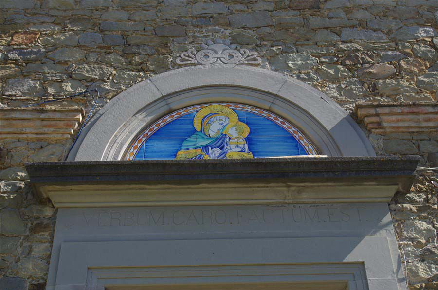 Lunetta semicircolare con Madonna e Bambino