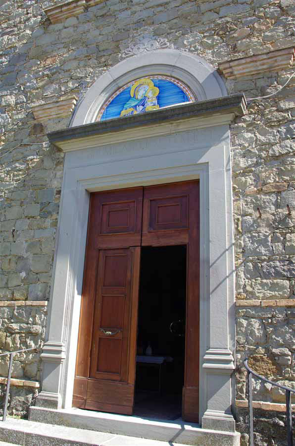 Portale con elementi in pietra levigata