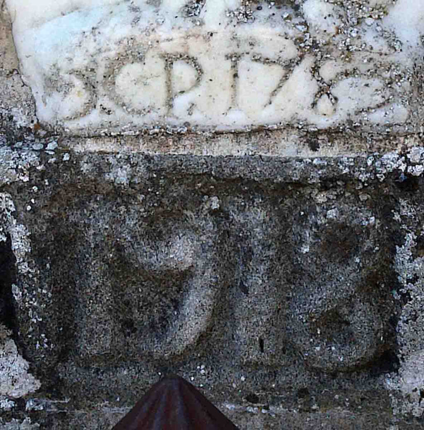 Iscrizione sotto la formella