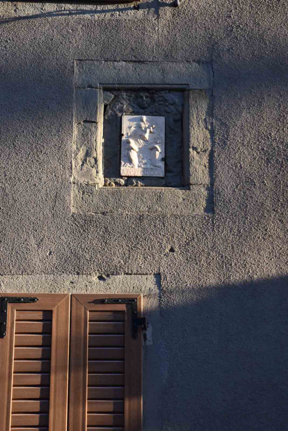 Maestà ricavata dal muro di un'abitazione