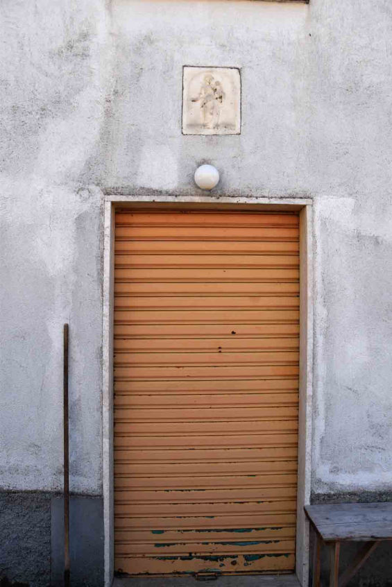 Maestà ricavata sul muro di un'abitazione