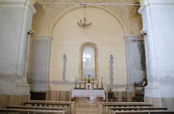 Interno con altare