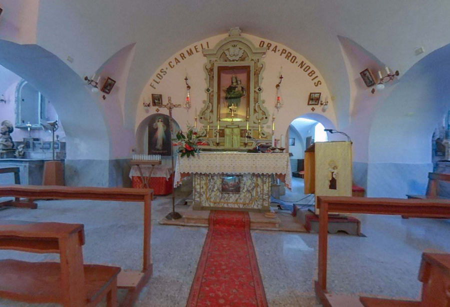 Interno con altare maggiore