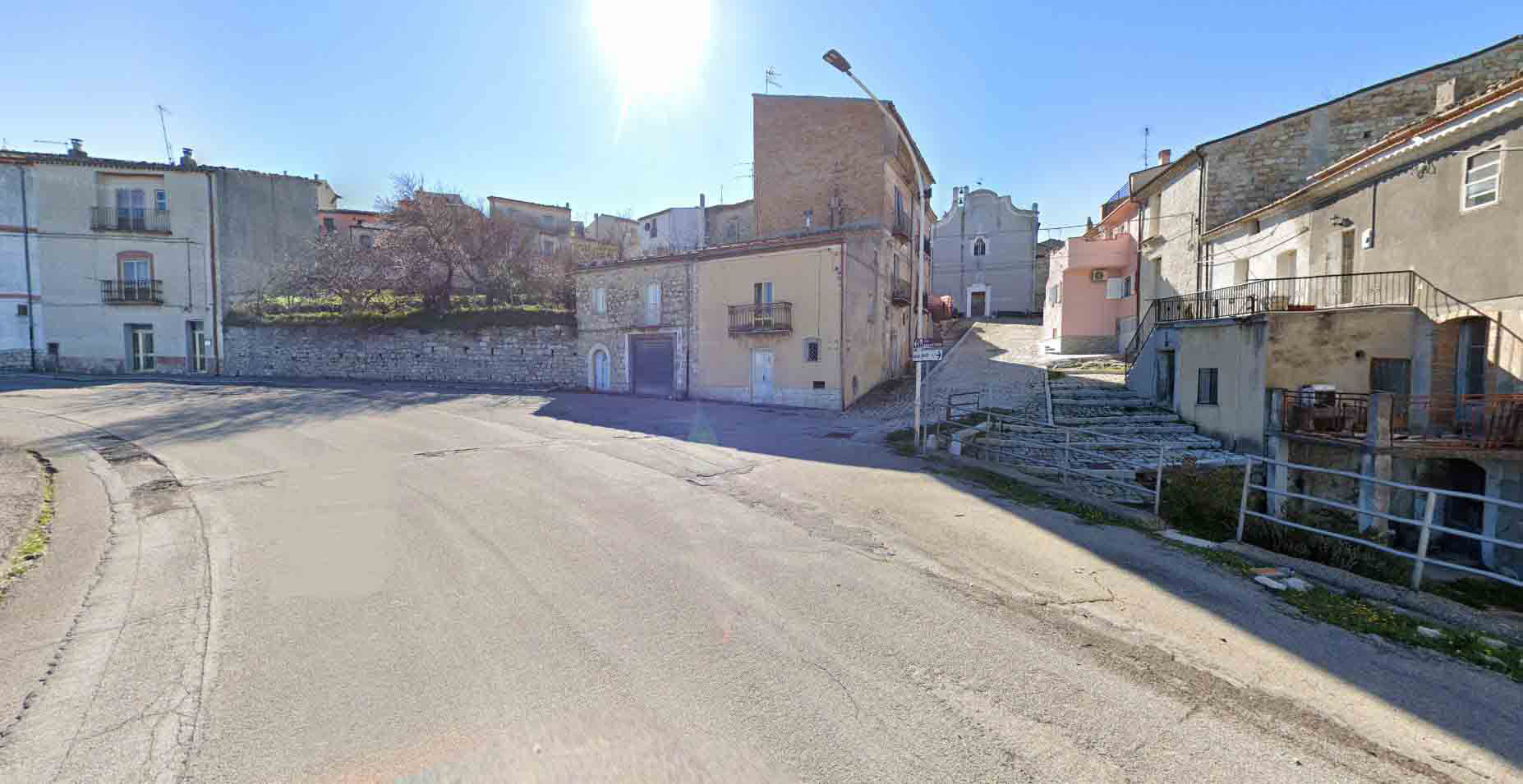 Vista dalla strada sottostante