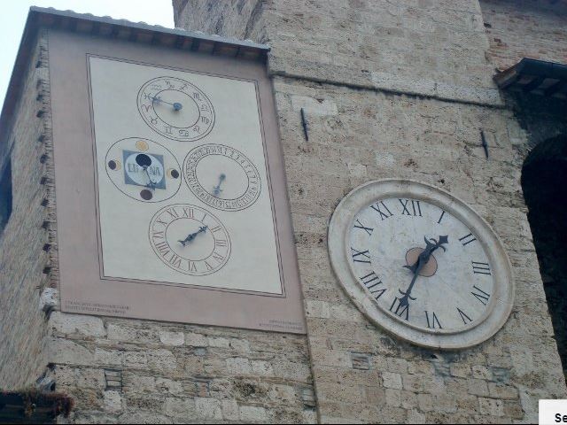 Orologio con informazioni sull'ora, sul giorno, sulle lune e sullo zodiaco