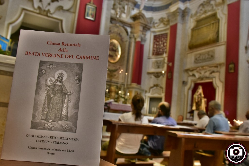 Libro all'interno della Chiesa
