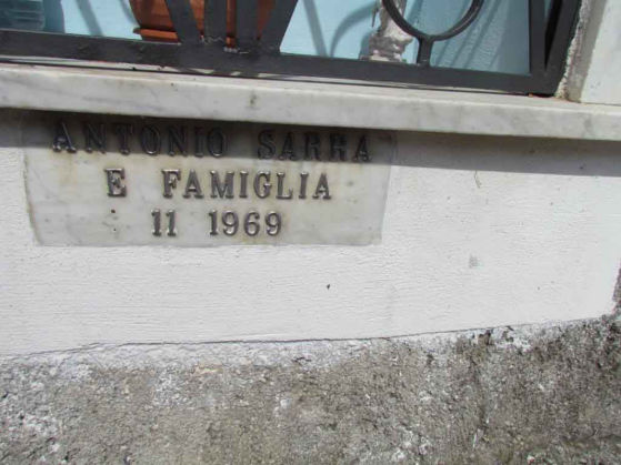 Scritta sotto l'edicola