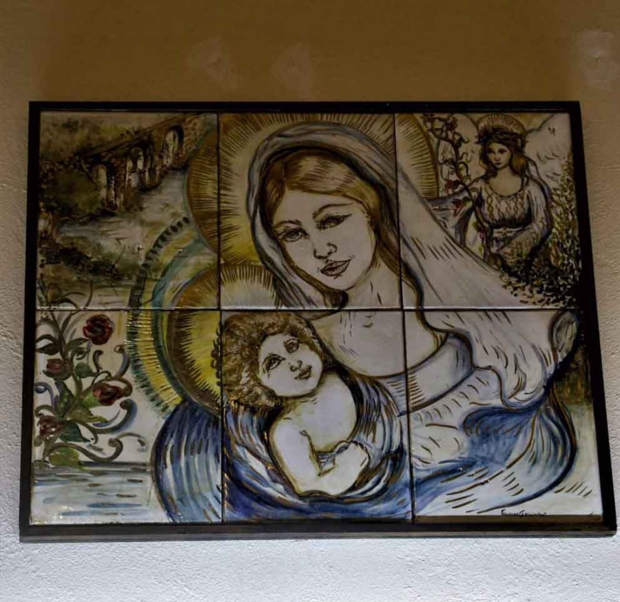 Maria con piastrelle di maiolica