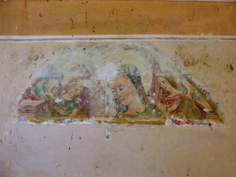 Affresco della Vergine Maria tra due angeli