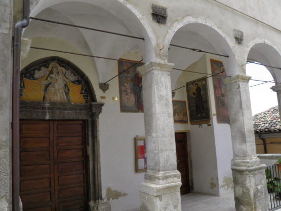 Vista del portico della Chiesa Santa Lucia