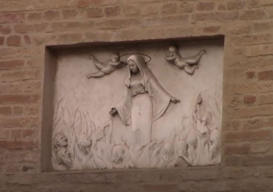 Scultura sopra il portale