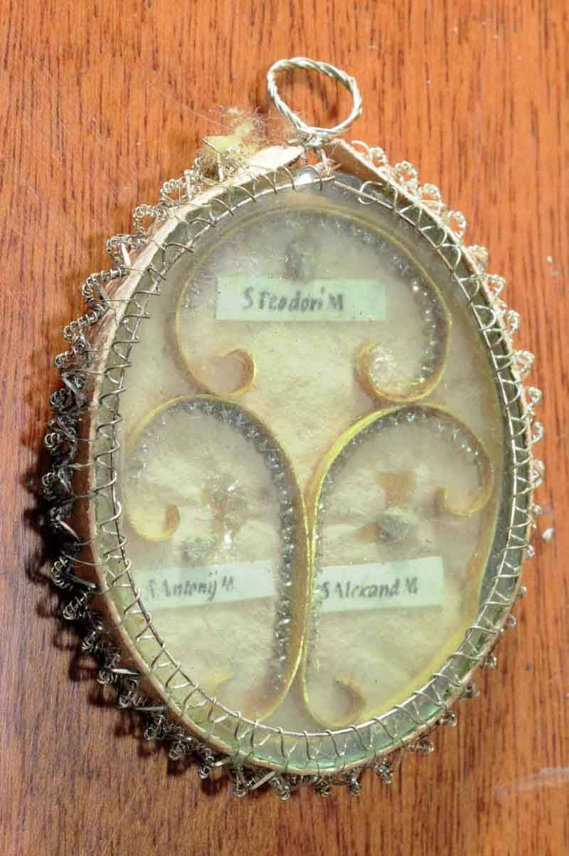 Reliquiario a medaglione con bordo a spirale