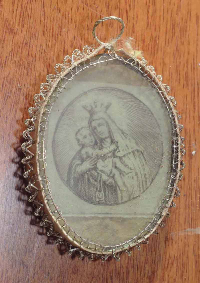 Reliquiario a medaglione con bordo a spirale