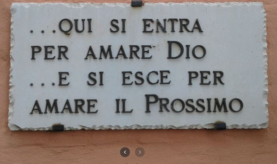 Lapide a fianco del portale