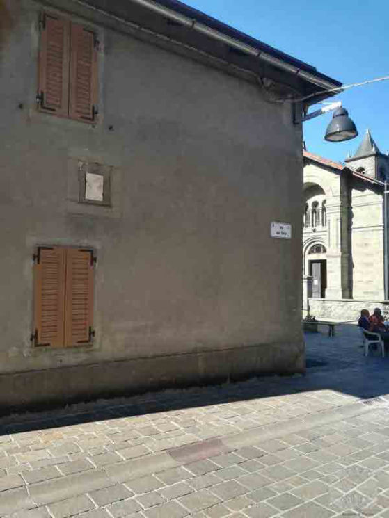 Facciata dove è incastonata la formella