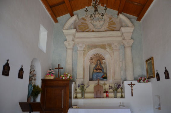 Interno con altare