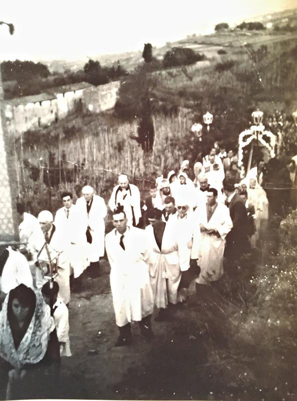 Processione con tuniche e mantelle bianche
