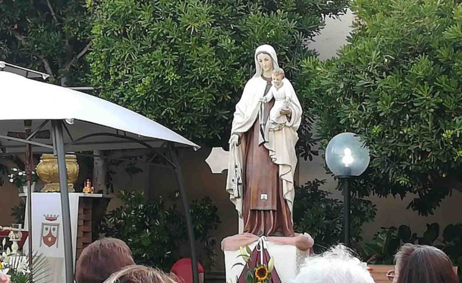 Statua in processione