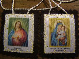 Scapolare portato dai fedeli come segno della loro affiliazione all'Ordine dei Carmelitani