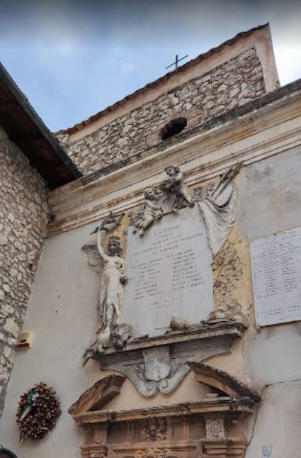 Timpano curvilineo spezzato