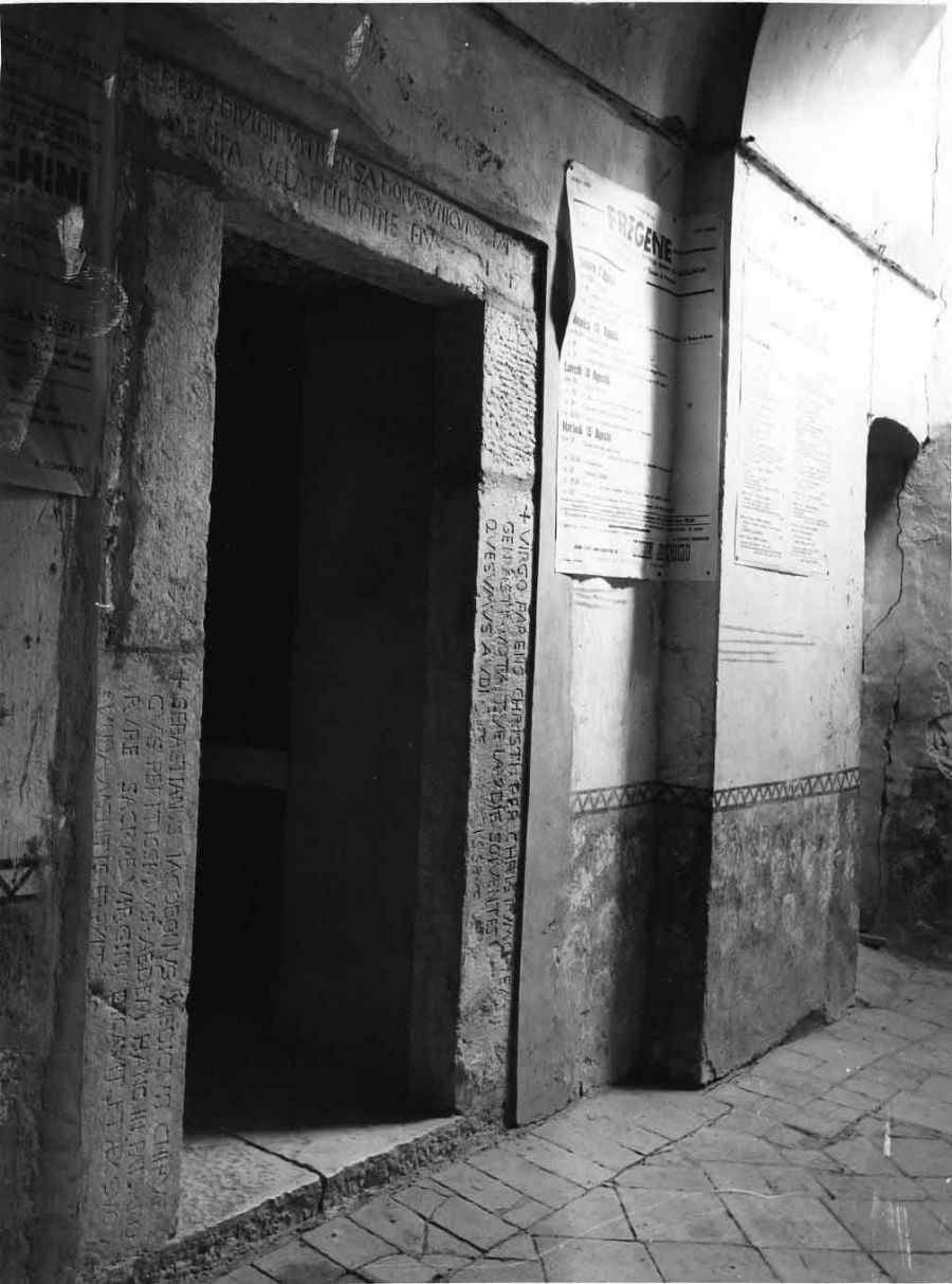 Stipite sinistro porta Convento