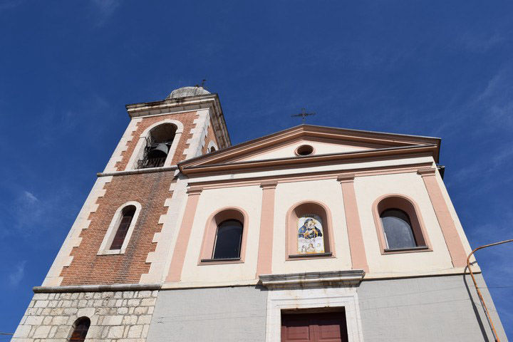 Particolare facciata con tre nicchie