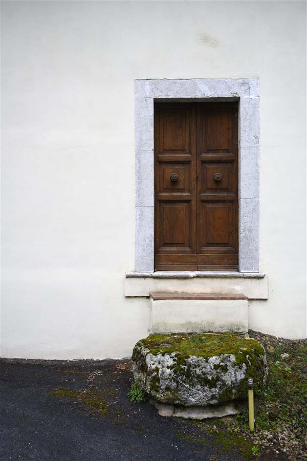 Ingresso secondario con gradino romano