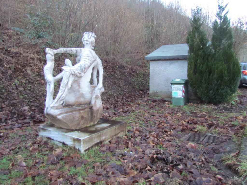 Lato sinistro con scultura di Gesù