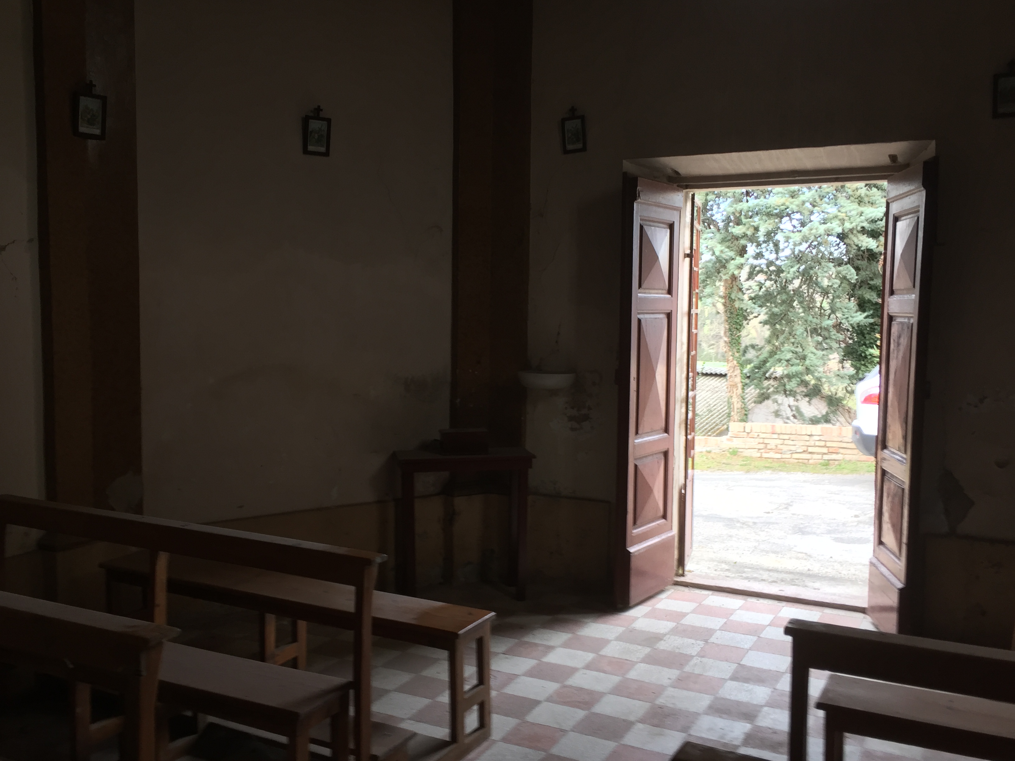 Interno della Chiesa guardando l'uscita