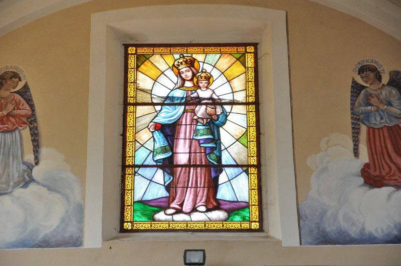 Vetrata con la Madonna